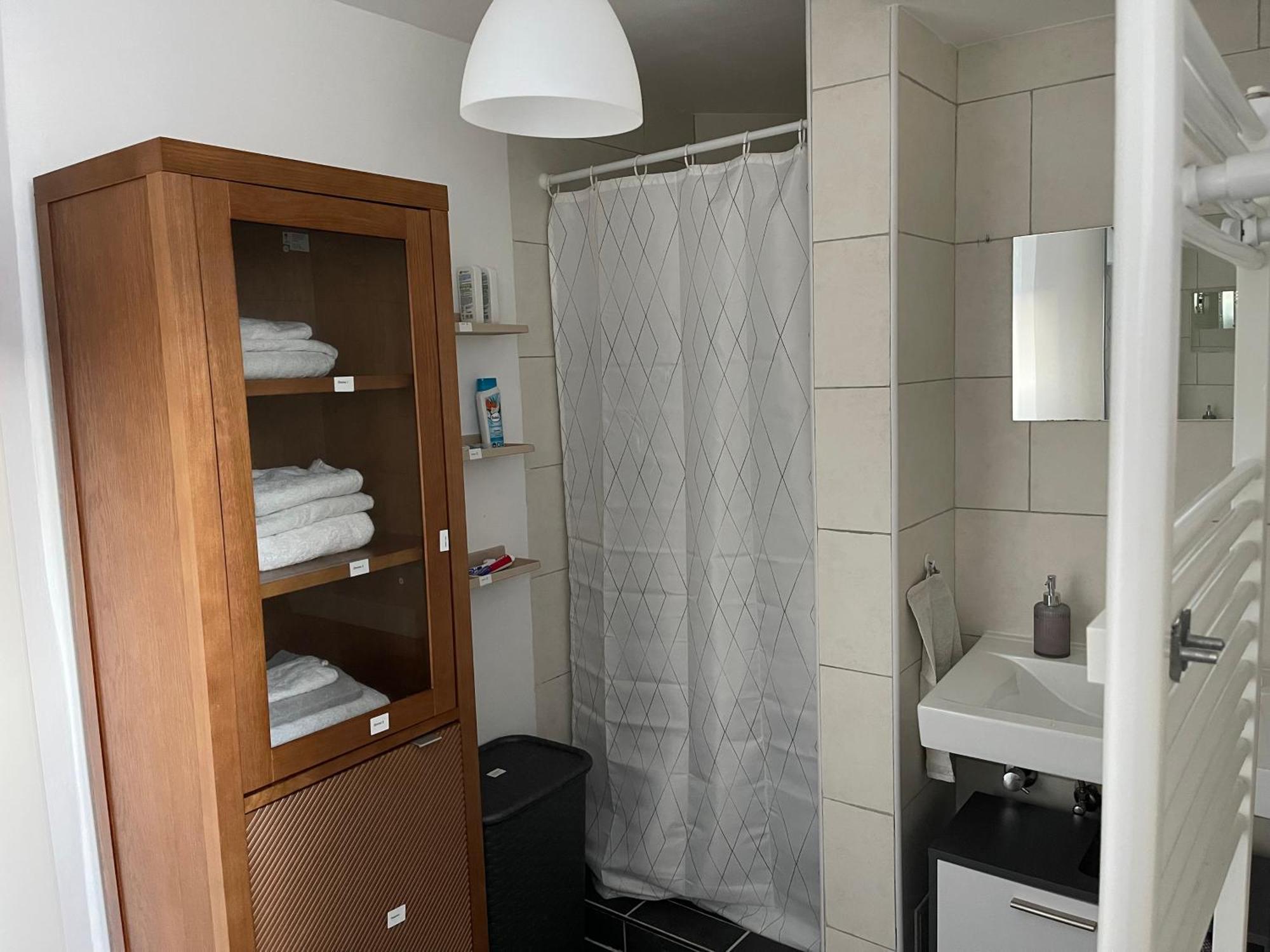 Geraeumiges Komfort-schlafzimmer Im Zentrum Von Kwatera prywatna