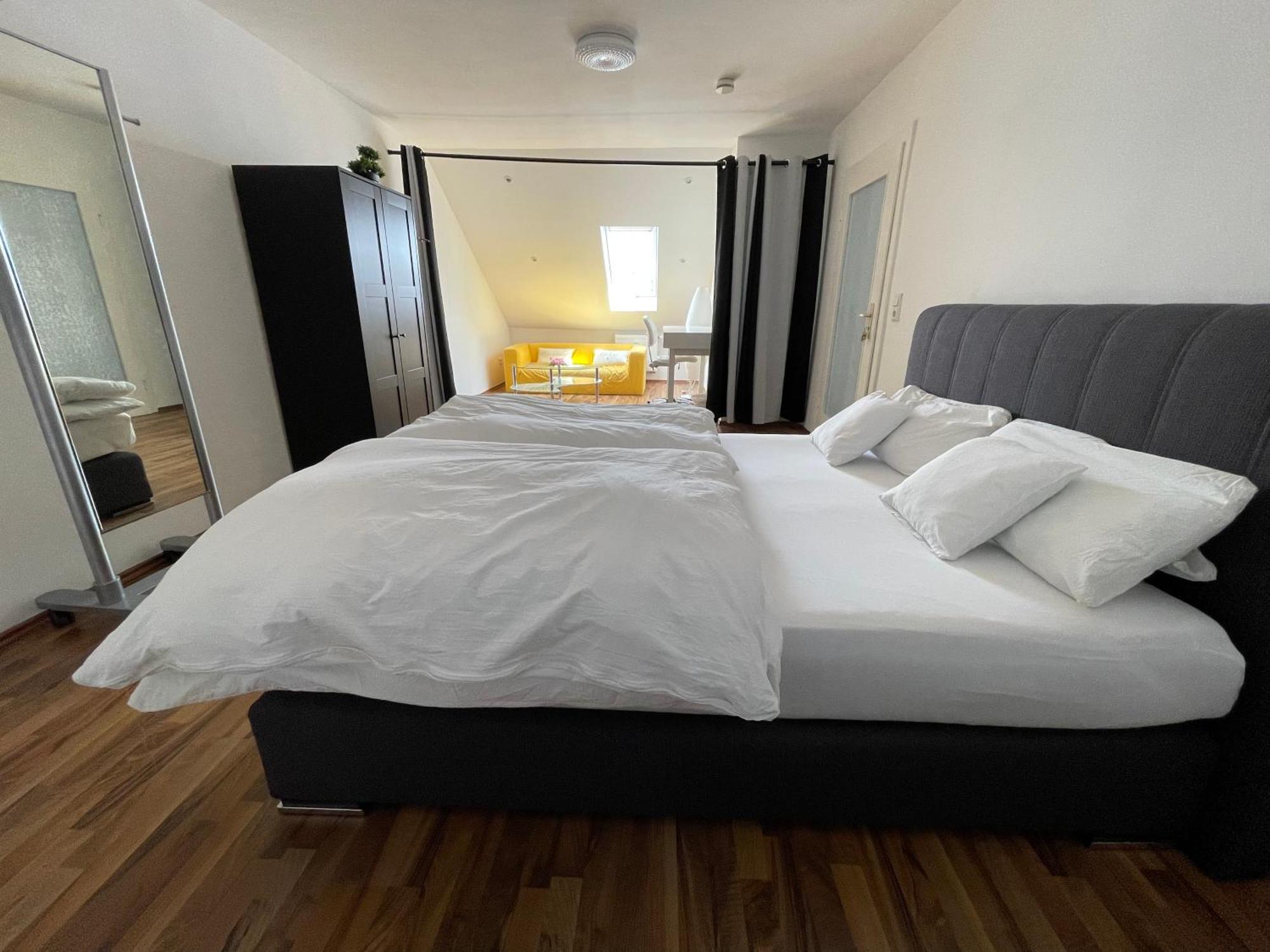 Geraeumiges Komfort-schlafzimmer Im Zentrum Von Kassel